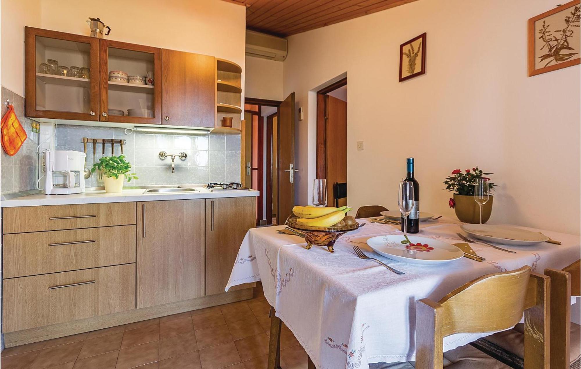 Beautiful Apartment In Pula With Kitchen Exterior photo